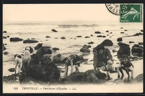 AK Trouville-sur-Mer, Chercheuses d`Equilles