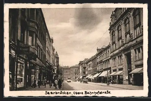AK Saarbrücken, Obere Bahnhofstrasse mit Strassenbahn & Geschäften
