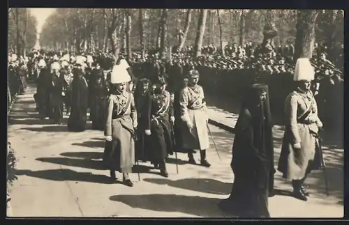AK Beisetzung der Kaiserin Auguste Victoria - im Trauerzug Prinz Eitel Friedrich, Oskar, Adalbert