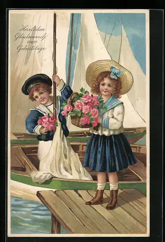AK Herzlichen Glückwunsch zum Geburtstage, Junge im Matrosenanzug mit Mädchen und Rosensträussen an einem Boot