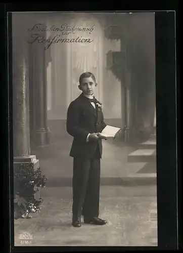 AK Junge im Anzug mit Gebetsbuch