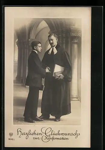 AK Pfarrer gratuliert einem Konfirmanden