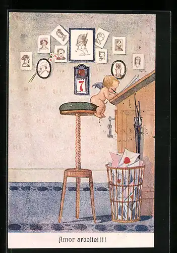AK Amor arbeitet am Schreibtisch