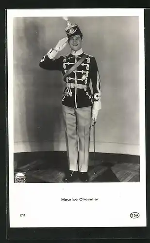 AK Schauspieler Maurice Chevalier in Uniform salutiert