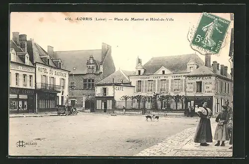 AK Lorris, Place du Martroi et Hotel-de-Ville