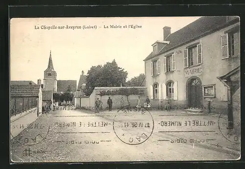 AK La Chapelle-sur-Aveyron, La Mairie et l'Eglise