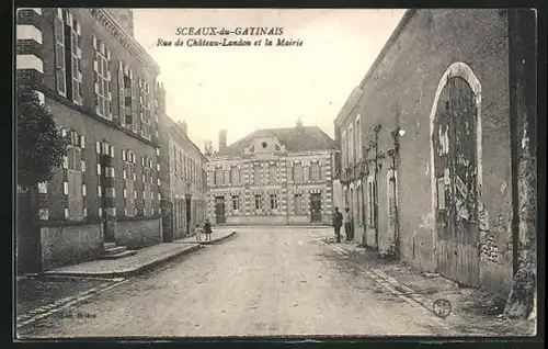 AK Sceaux-du-Gatinais, Rue de Chateau-Landon et la Mairie