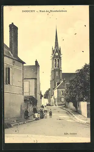 AK Douchy, Rue de Montcorbon, Strassenpartie mit Kirche