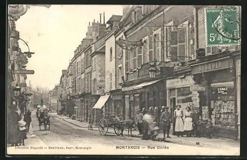 AK Montargis, Rue Dorée, Strassenpartie mit Geschäften