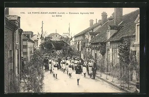 AK La Ferté-Saint-Aubin, Concours Agricole 1912, Le Défilé