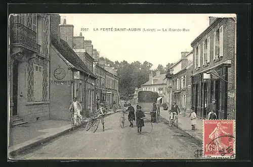 AK La Ferté-Saint-Aubin, La Grande-Rue, Kinder spielen auf der Strasse