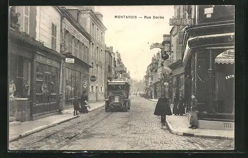 AK Montargis, Rue Dorée, Strassenpartie mit Geschäften