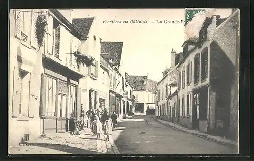 AK Ferrières-en-Gâtinais, La Grande-Rue, Strassenpartie
