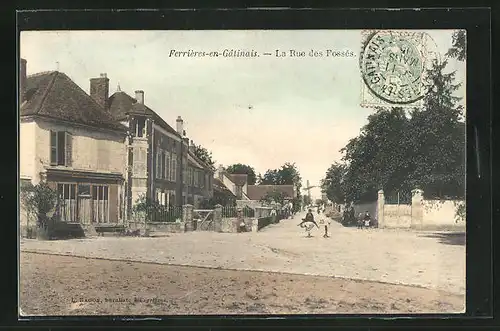 AK Ferrières-en-Gâtinais, La Rue des Fossés, Strassenpartie
