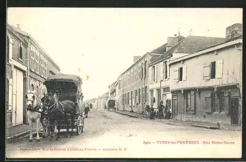 AK Vitry-en-Perthois, Rue Notre-Dame, Kutsche auf einer Strasse