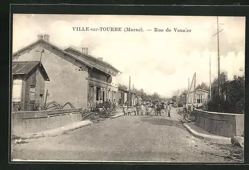 AK Ville-sur-Tourbe, Rue de Vouzier, Strassenpartie