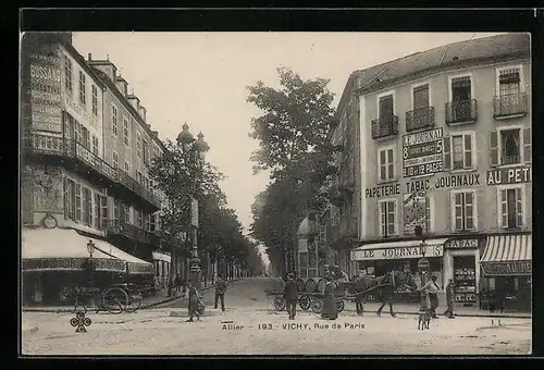 AK Vichy, Rue de Paris mit Geschäften und Kutsche