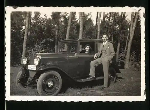 Fotografie Auto Opel, Paar posiert im & am PKW