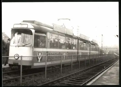 Fotografie unbekannter Fotograf, Ansicht Duisburg, Strassenbahn-Triebwagen mit Jägermeister Reklame