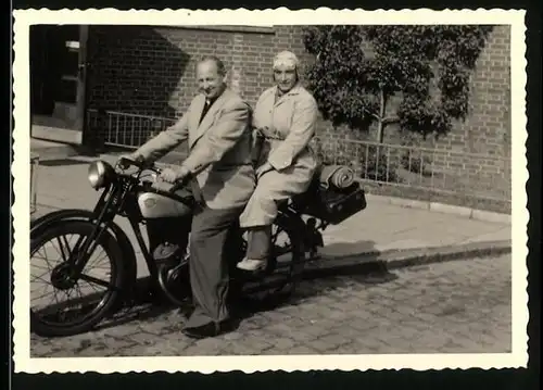 Fotografie Motorrad NSU, Paar auf Krad sitzend