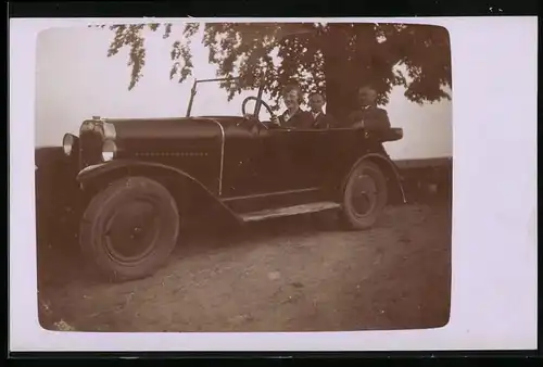 Fotografie Auto Cabrio, Dame am Steuer des Cabriolet's