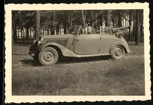 Fotografie Auto Mercedes Benz Cabrio, Paar im ehemaligen Cabriolet der Wehrmacht