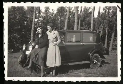 Fotografie Auto Opel, elegante Damen posieren mit PKW, Kennzeichen Th-3335