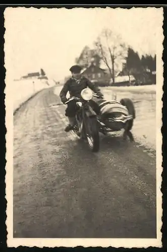 Fotografie Motorrad mit Seitenwagen, Krad-Gespann