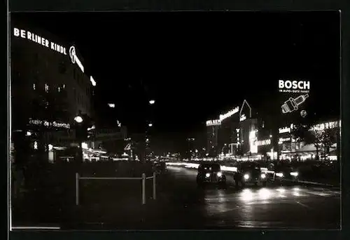 Fotografie unbekannter Fotograf, Ansicht Berlin, Kurfürstendamm bei Nacht mit Leuchtreklame Hotel Kempinski