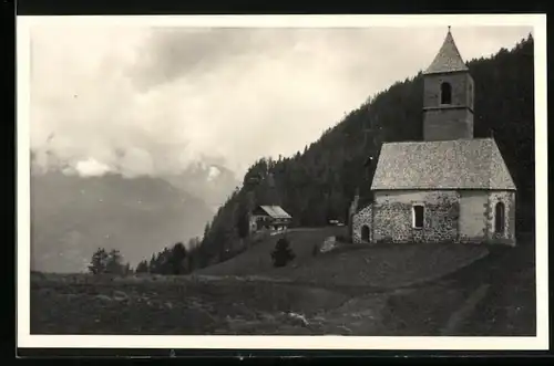 Fotografie unbekannter Fotograf, Ansicht Hafling / Südtirol, Kapelle Santa Margherita & Bergstation der Seilbahn