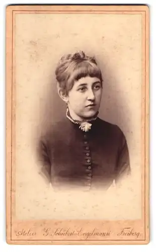 Fotografie G. Schubert-Engelmann, Freiberg, Fischerstrasse 29, Junge Dame im schwarzen Kleid