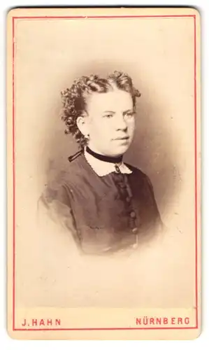 Fotografie J. Hahn, Nürnberg, Junge Dame mit Halskette
