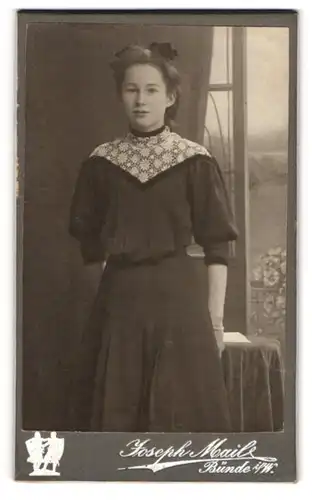 Fotografie Joseph Maile, Bünde i. W., Junge Dame im Kleid mit Schleife im Haar