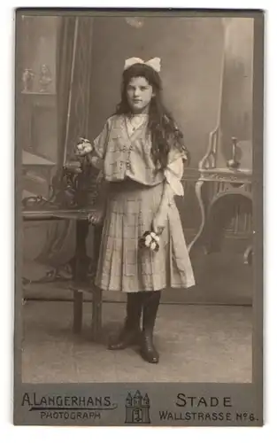 Fotografie A. Langerhans, Stade, Wallstrasse 6, Junge Dame mit Blumen und Schleife im Haar