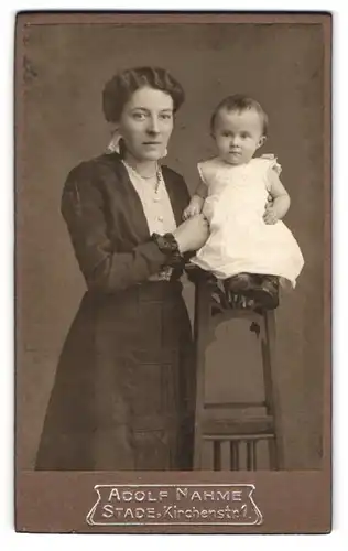 Fotografie Adolf Nahme, Stade, Kirchenstrasse 1, Mutter mit Baby im weissen Kleidchen