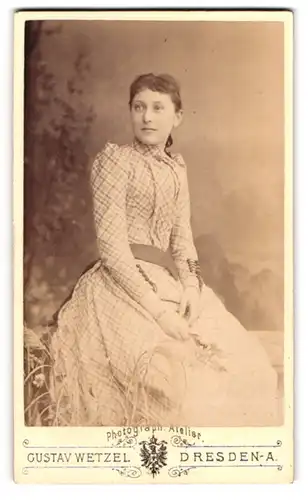 Fotografie Gustav Wetzel, Dresden, Prager-Strasse 6, Junge Dame im karierten Kleid