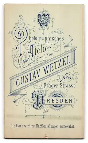 Fotografie Gustav Wetzel, Dresden, Prager-Strasse 6, Junge Dame im karierten Kleid