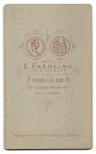 Fotografie E. Faehling, Berlin, Leipziger-Strasse 63a, Junge Dame im Kleid mit Ohrring