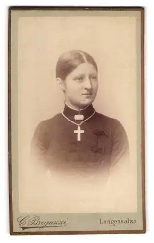 Fotografie C. Bregazzi, Langensalza, Dame mit grosser Kreuzkette