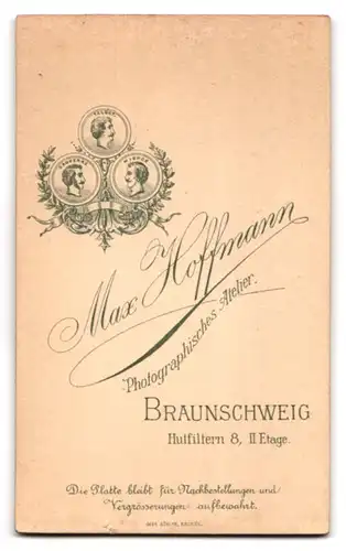 Fotografie Max Hoffmann, Braunschweig, Hutfiltern 8, Bürgerlicher Herr im Anzug mit Fliege