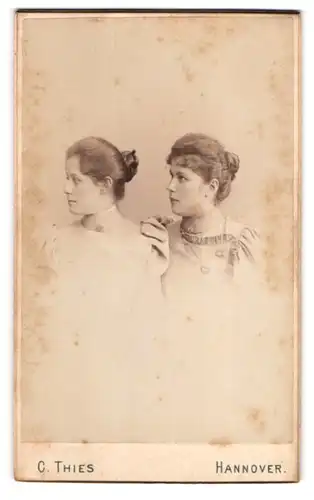 Fotografie C. Thies, Hannover, Höltystrasse 13, Junge Damen mit toupiertem Haar