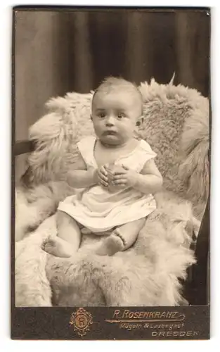 Fotografie R. Rosenkranz, Mügeln, Königstrasse 32, Baby auf einem Fell sitzend