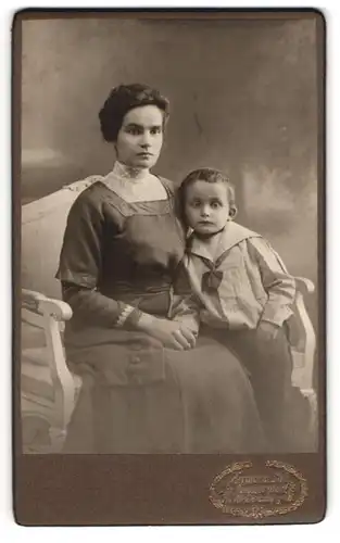 Fotografie Hermann Luh, Seifhennersdorf i. S., Mutter mit Sohn auf einem Sofa