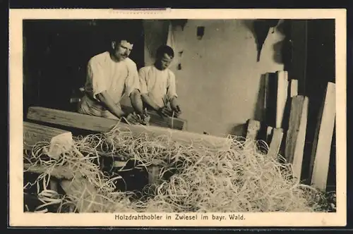 AK Zwiesel /Bay., Holzdrahthobler bei der Arbeit an Balken