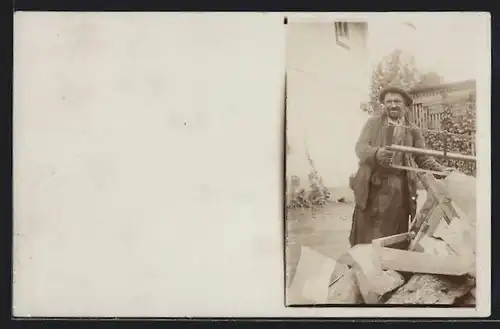 AK Strassburger Tischler mit Säge im Hof bei der Arbeit