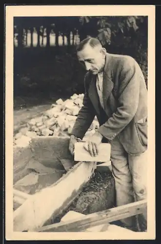 AK Maurer verputzt mit seiner Maurerkelle