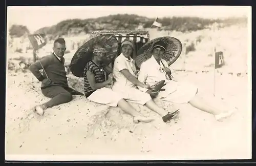 AK Frauen und Mann mit Sonnenschirmen in Bademode am Strand