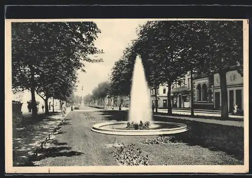 AK Krefeld, Ostwall mit Springbrunnen