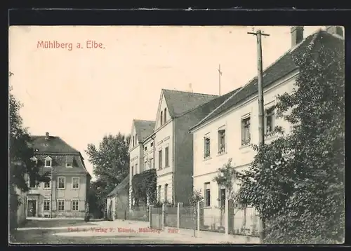 AK Mühlberg a. Elbe, Strassenpartie mit Schaulustigen die aus ihren Fenstern lugen
