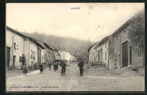 AK Lagney, Strassenansicht mit Soldaten